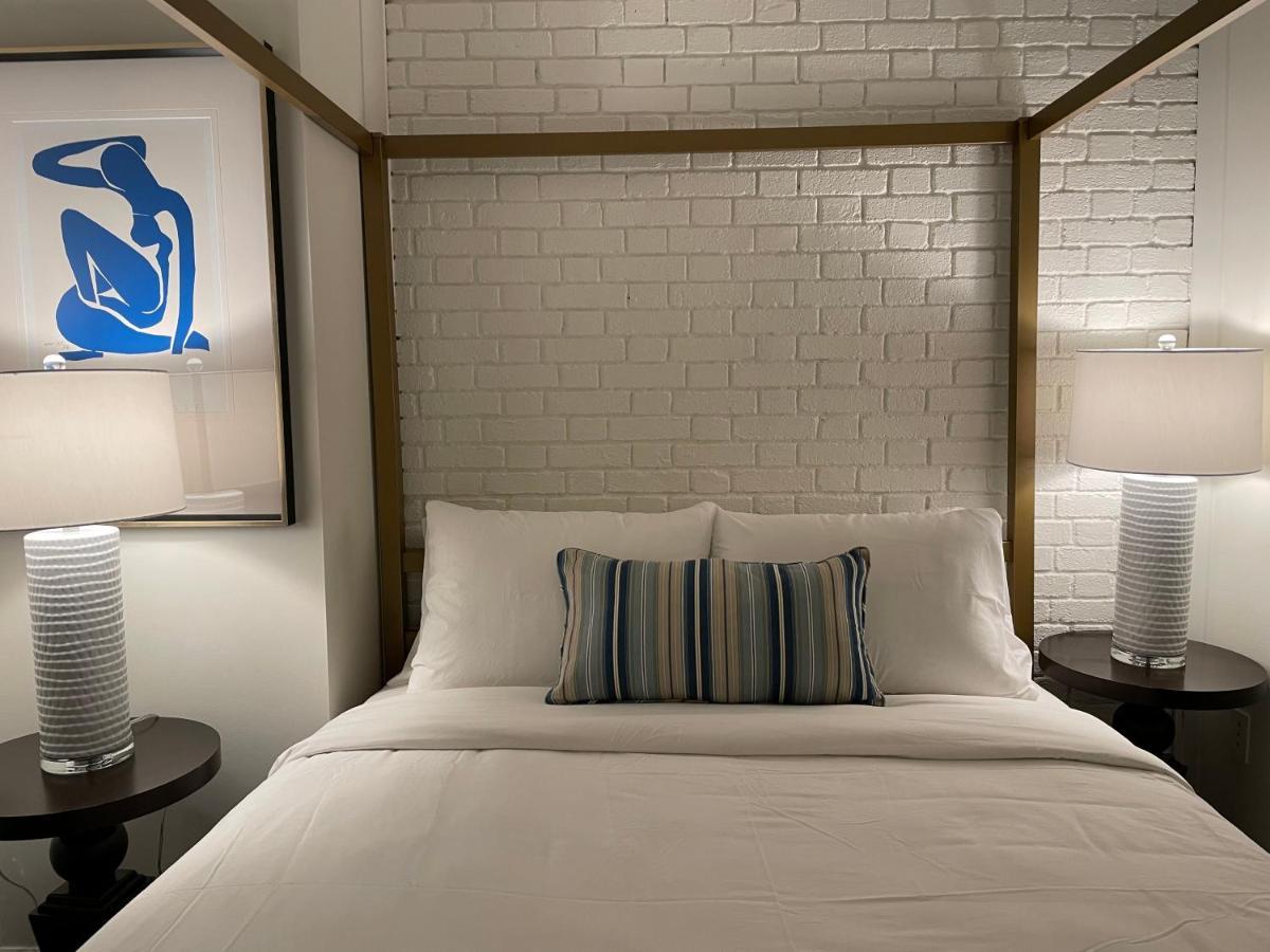 The Argus Hotel & Cocktail Lounge ألباني المظهر الخارجي الصورة